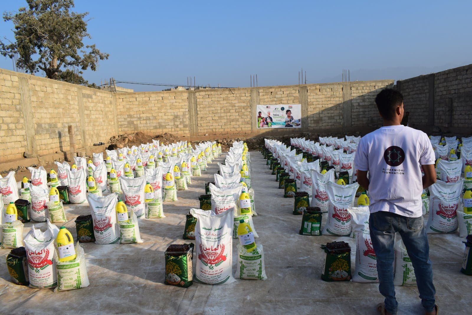 مؤسسة انسان للاعمال الانسانية تدشن مشروع توزيع السلة الغذائية للنازحين من مناطق الصراع في الضالع 2