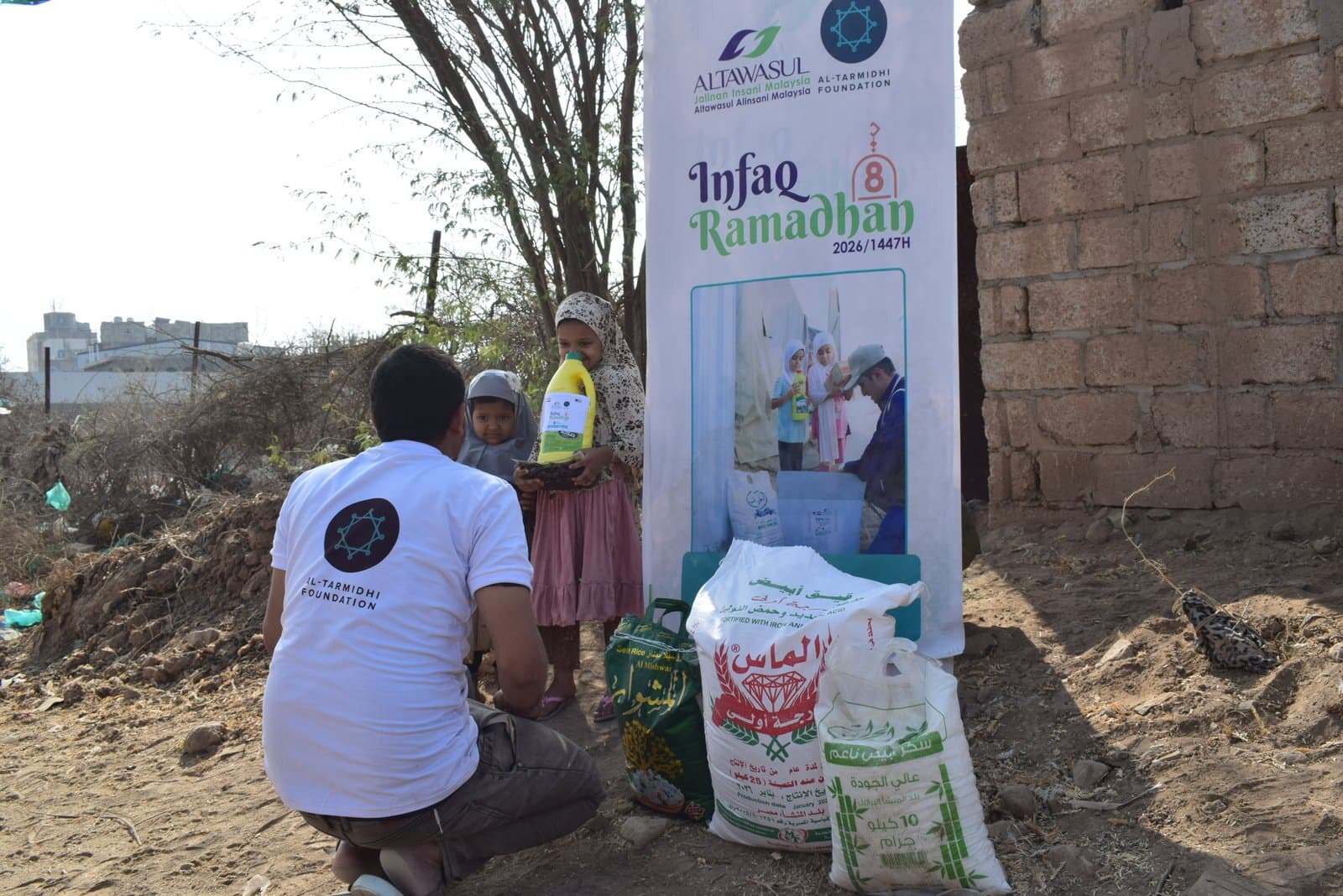 مؤسسة انسان للاعمال الانسانية تدشن مشروع توزيع السلة الغذائية للنازحين من مناطق الصراع في الضالع 1